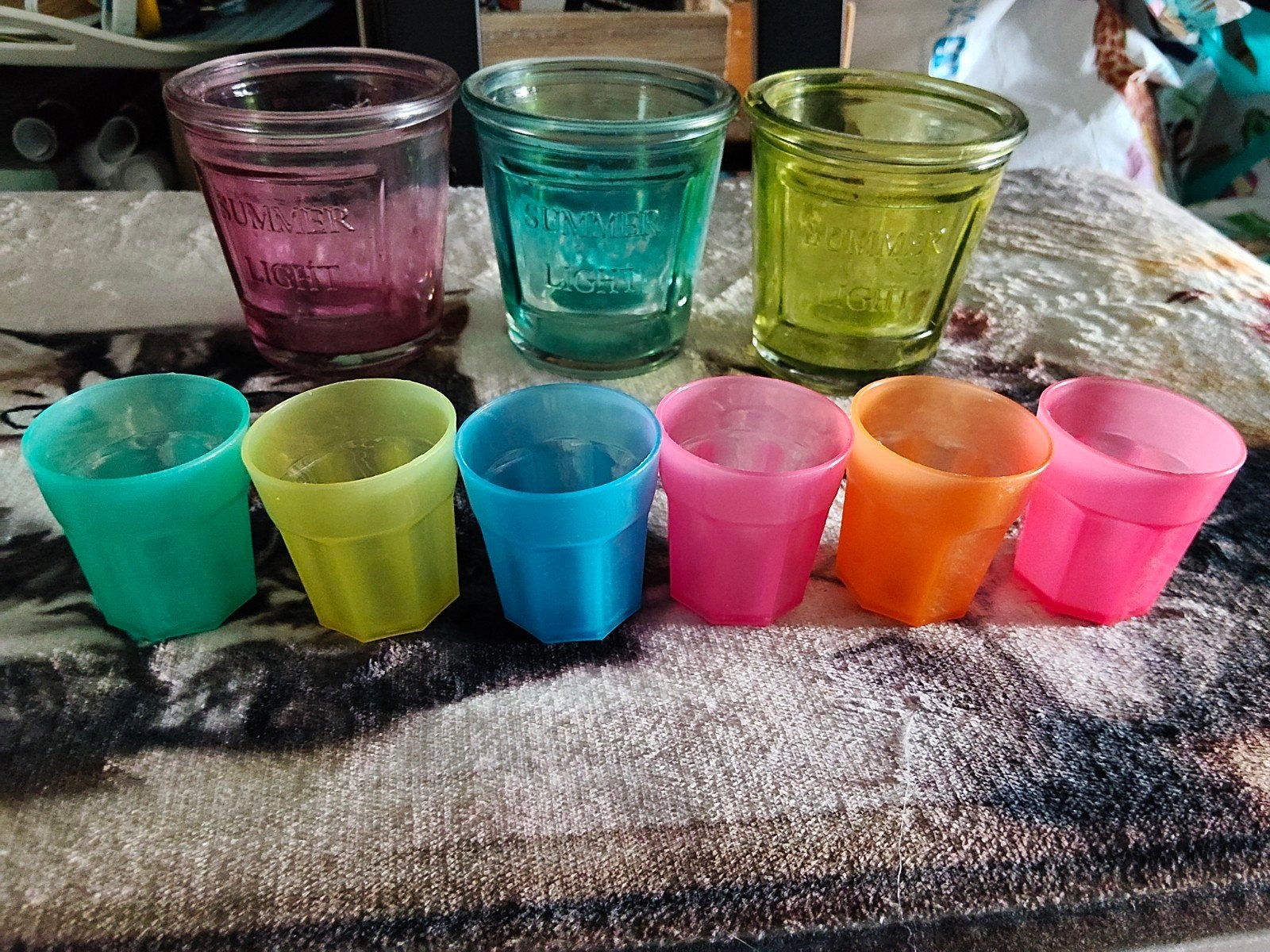 3 Kleurrijke glazen en 6 plastic mini cupjes - Gratis!, Ophalen of Verzenden, Meerkleurig, Overige merken, Glas