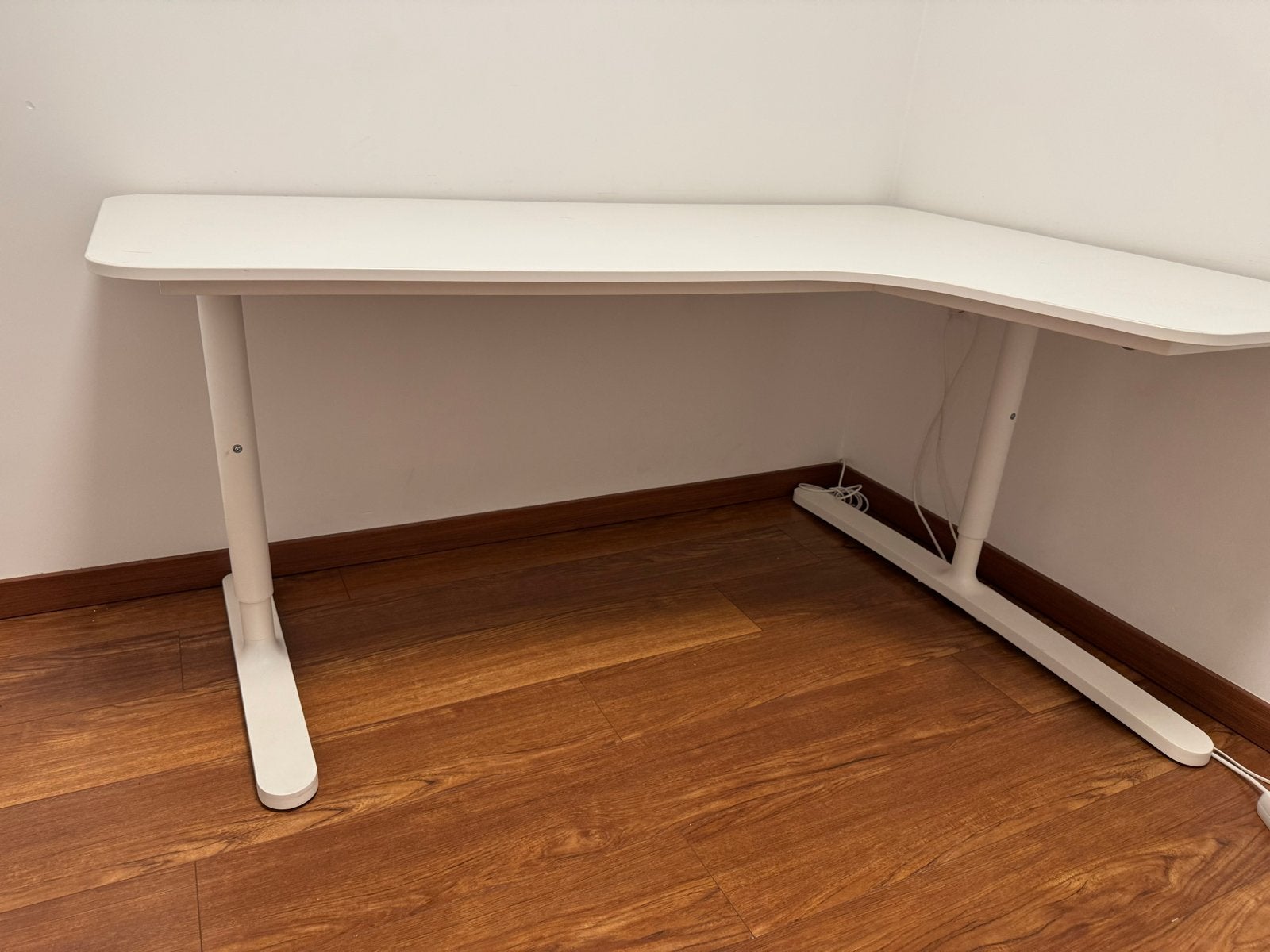 IKEA Bekant hoekbureau wit, verstelbaar, Huis en Inrichting, Bureaus, Ophalen, Spaanplaat of MDF, Hoekbureau, In hoogte verstelbaar