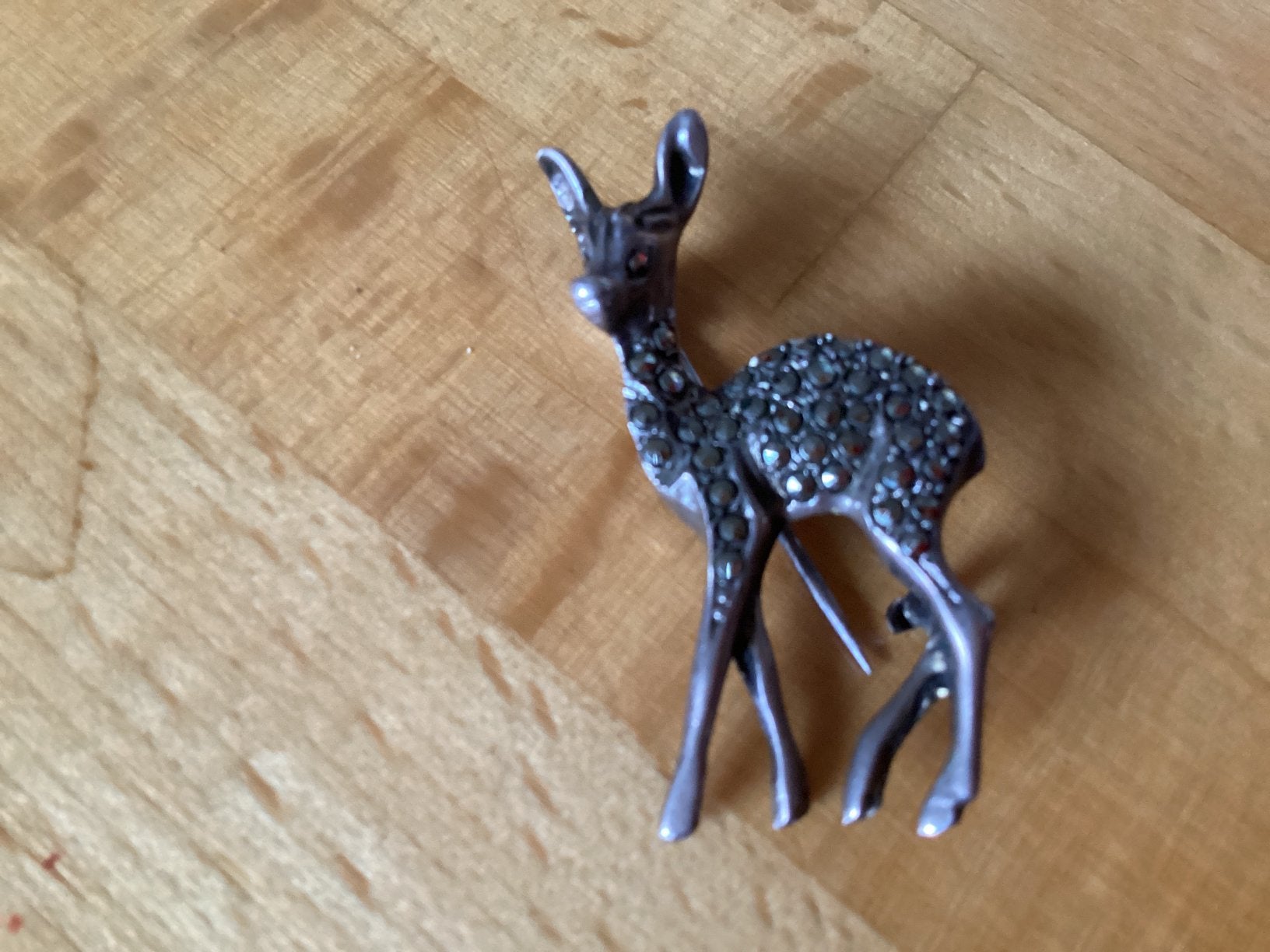 Bambi broche makaziet .. zilver // hoog 3 cm, Ophalen of Verzenden, Zo goed als nieuw, Zilver, Overige materialen