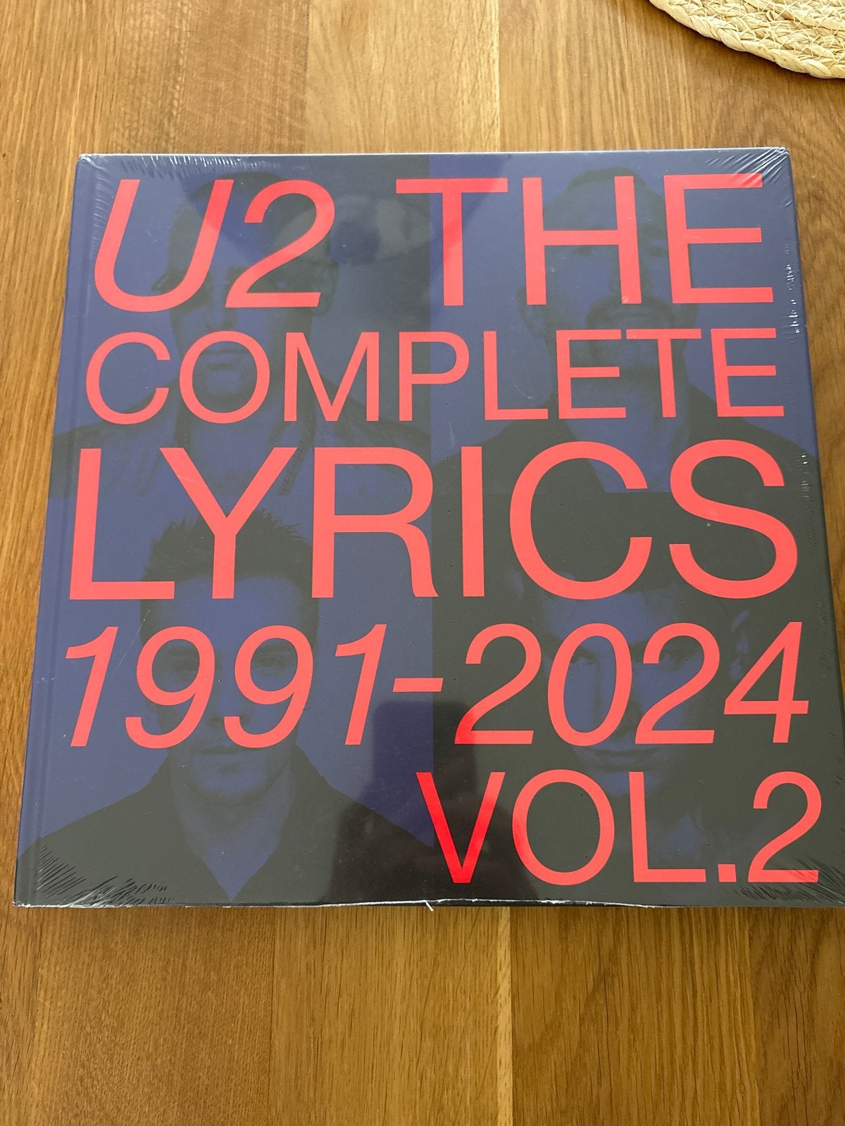 U2 The Complete Lyrics 1991-2024 Vol. 2 - Nieuw in folie, Ophalen of Verzenden, Nieuw, Artiest