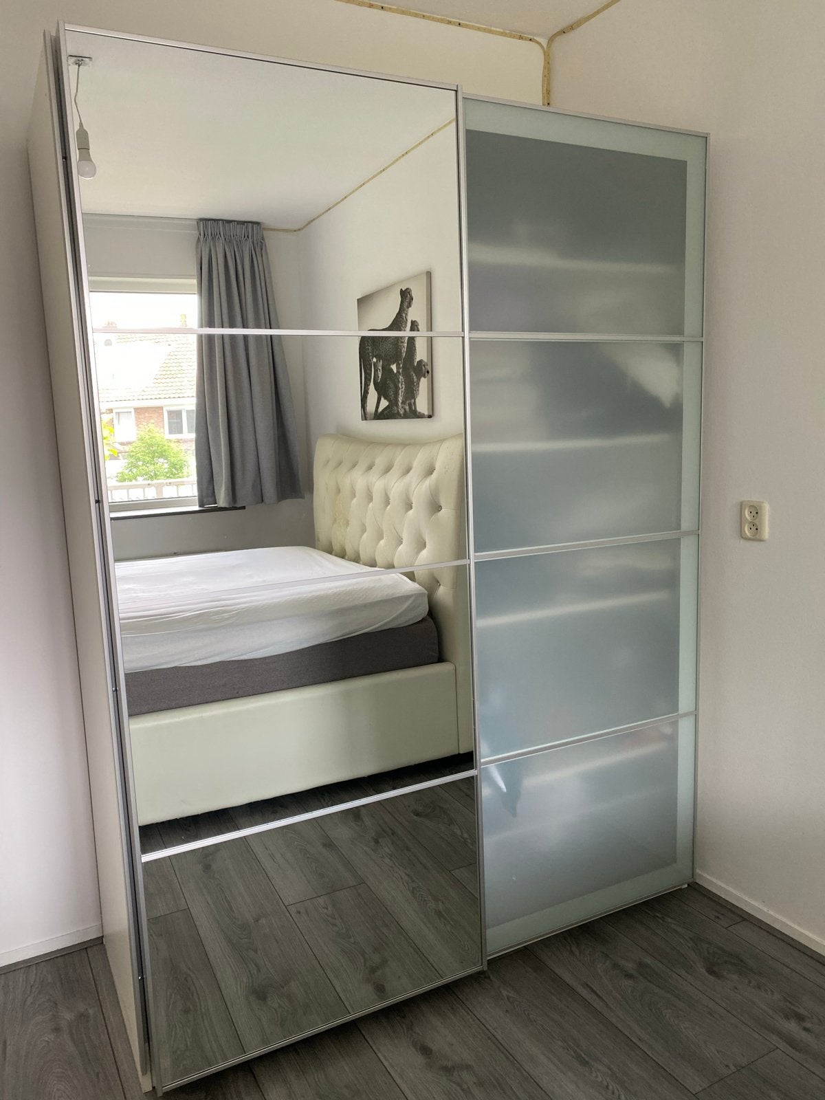 IKEA PAX kledingkast met spiegel en melkglas schuifdeuren, Ophalen, Met plank(en), Gebruikt, 100 tot 150 cm