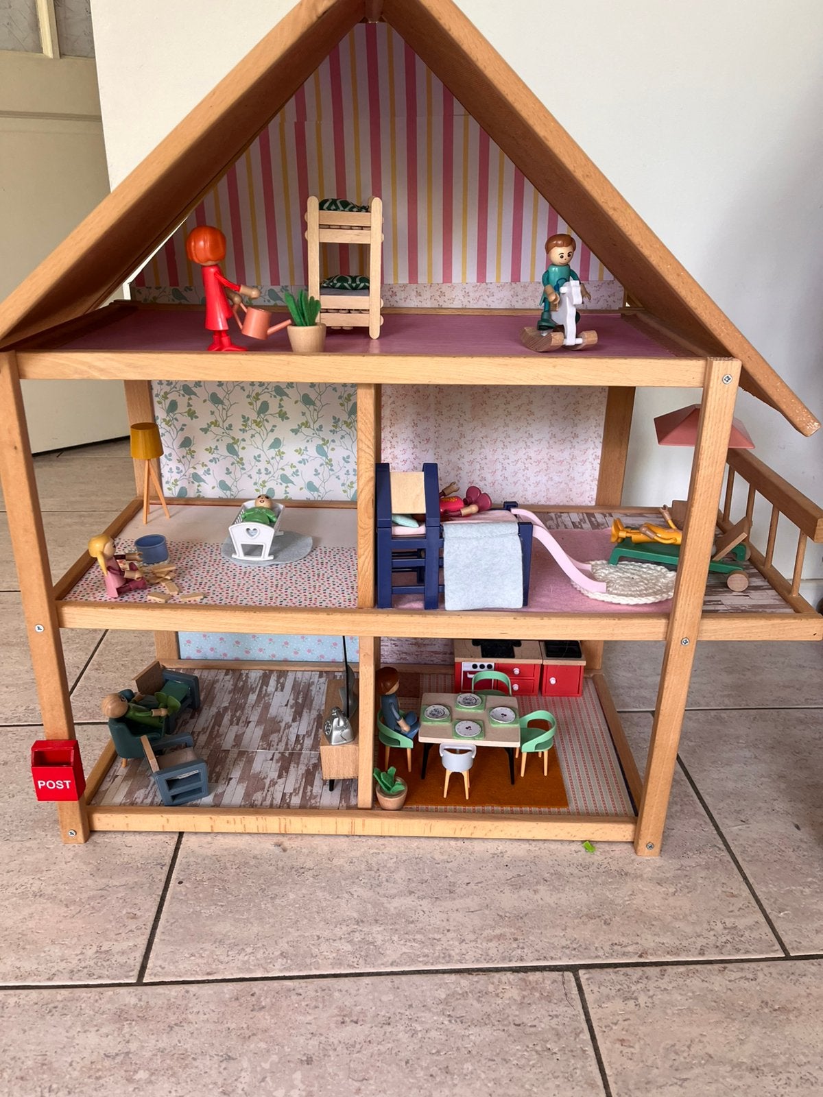 Houten Poppenhuis met meubels en familie, Kinderen en Baby's, Speelgoed | Poppenhuizen, Ophalen, Poppenhuis
