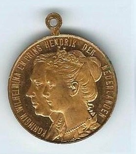 koningin Wilhelmina en prins hendrik hanger 1909, Ophalen of Verzenden, Overige materialen, Nederland