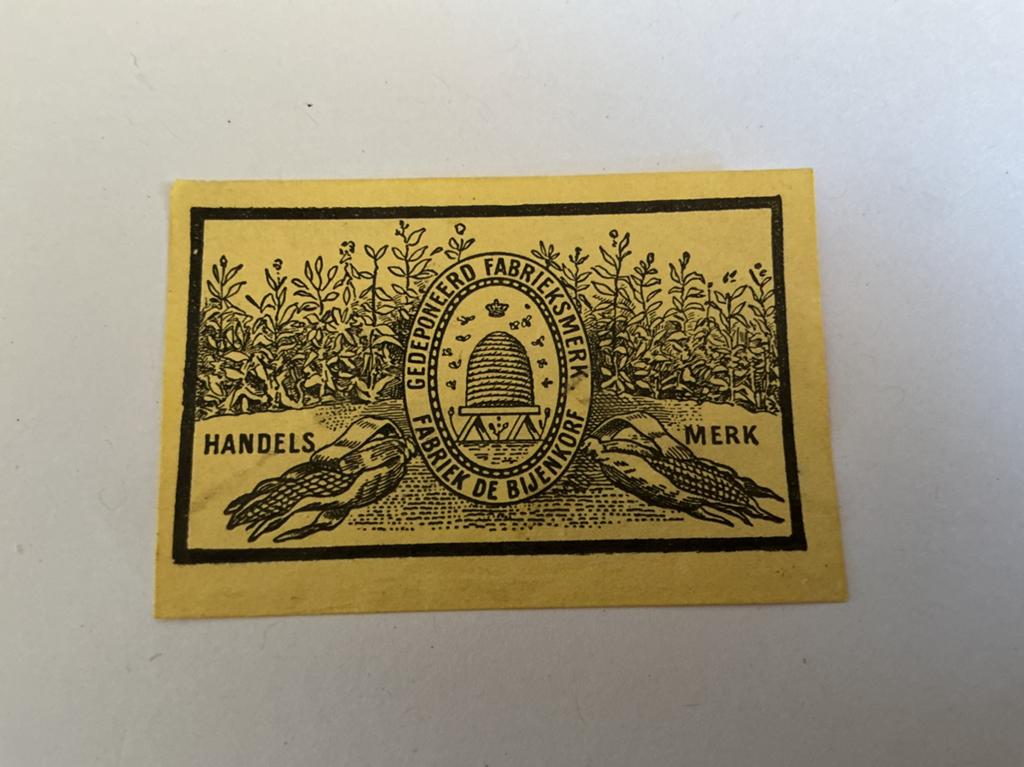O148 etiket fabriek de Bijenkorf, Ophalen of Verzenden, Gebruikt