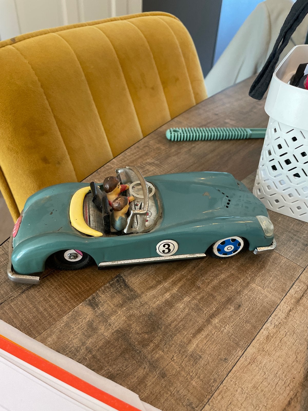 Vintage blikken speelgoedauto met twee figuren, Antiek en Kunst, Ophalen of Verzenden