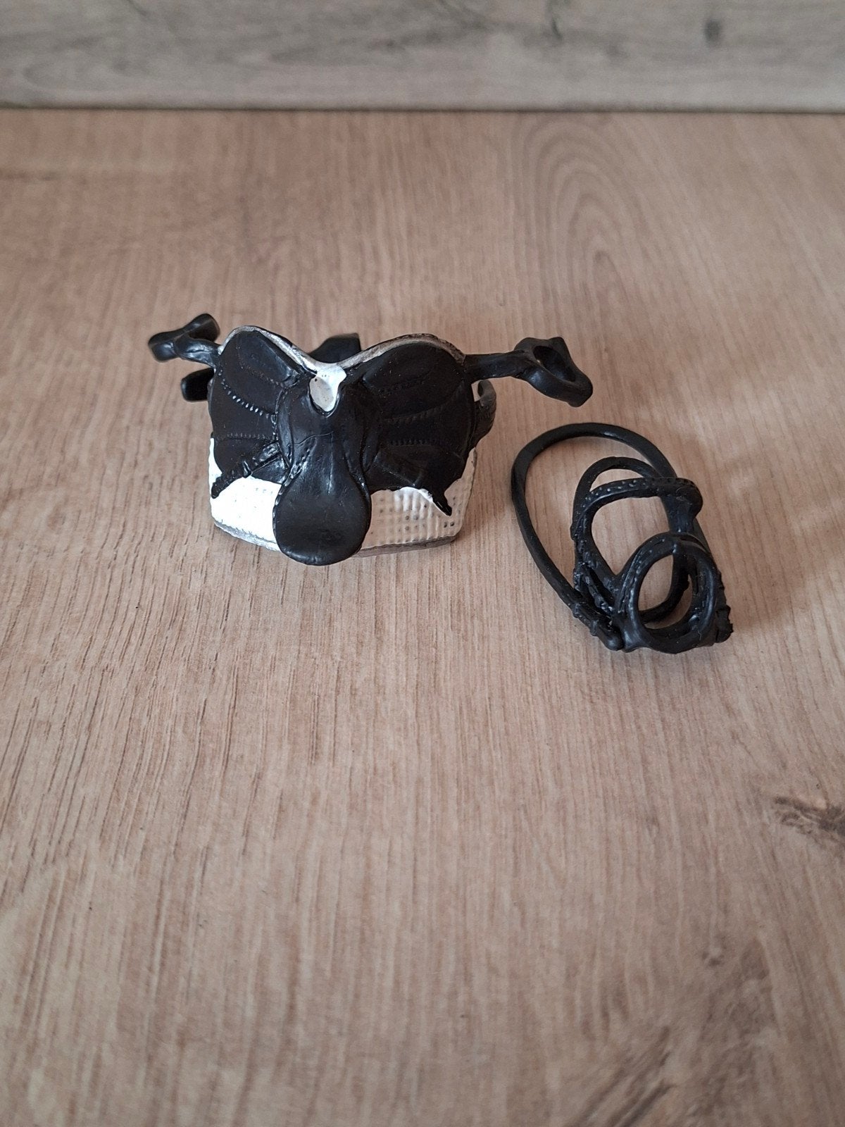 Schleich zwart/wit zadel en hoofdstel, Ophalen of Verzenden, Zo goed als nieuw