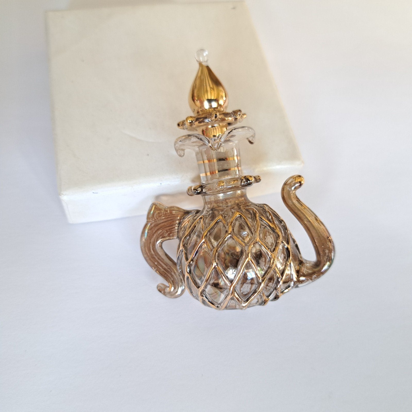 Oosters glas parfumflesje in de vorm van theepotje, Antiek en Kunst, Verzenden
