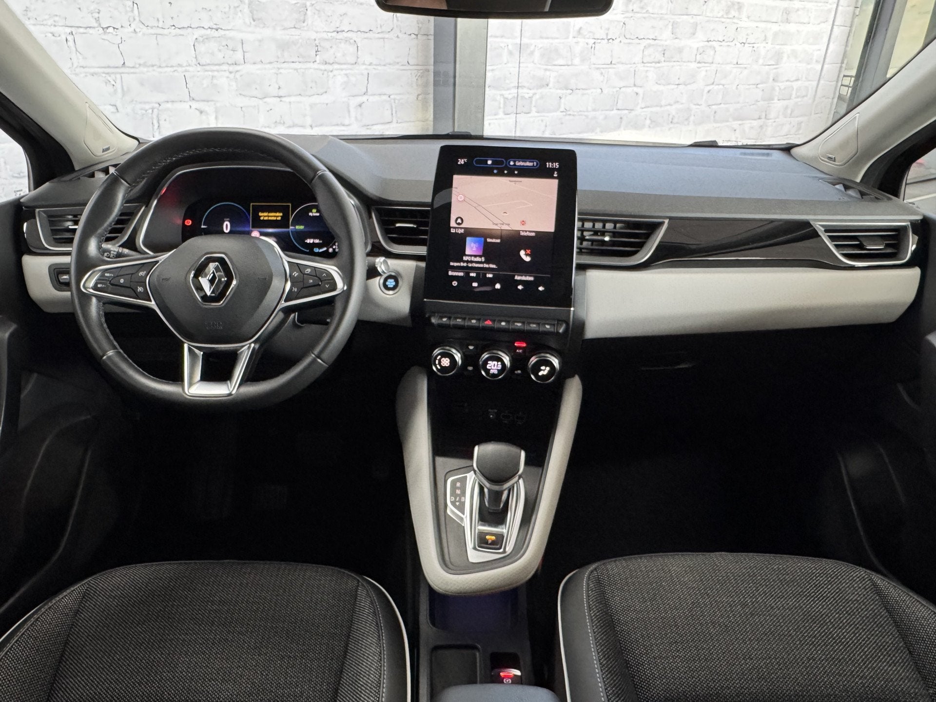 Renault Captur 1.6 E-Tech Plug-in Hybrid 160 Initiale Paris, 77 km/l, Gebruikt, 4 cilinders, Leder en Stof