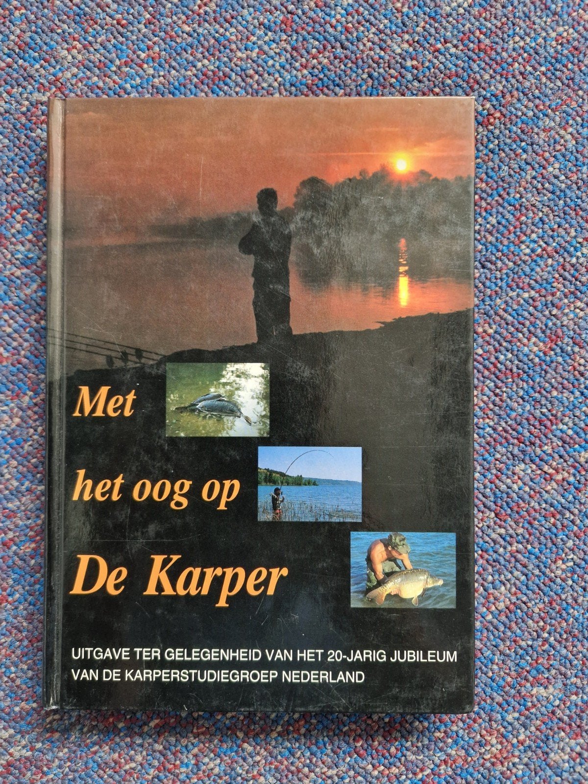 Te koop jubileum karperboek Met het oog op de karper, Watersport en Boten, Ophalen of Verzenden, Zo goed als nieuw, Overige typen