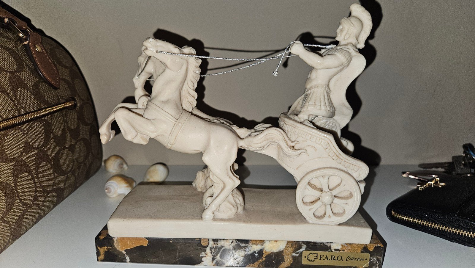 (F.A.R.O. Italy)  Italiaans Beeld -Romeinse Strijdwagen, Antiek en Kunst, Ophalen, 20 - 50 cm, Wit, Overige materialen