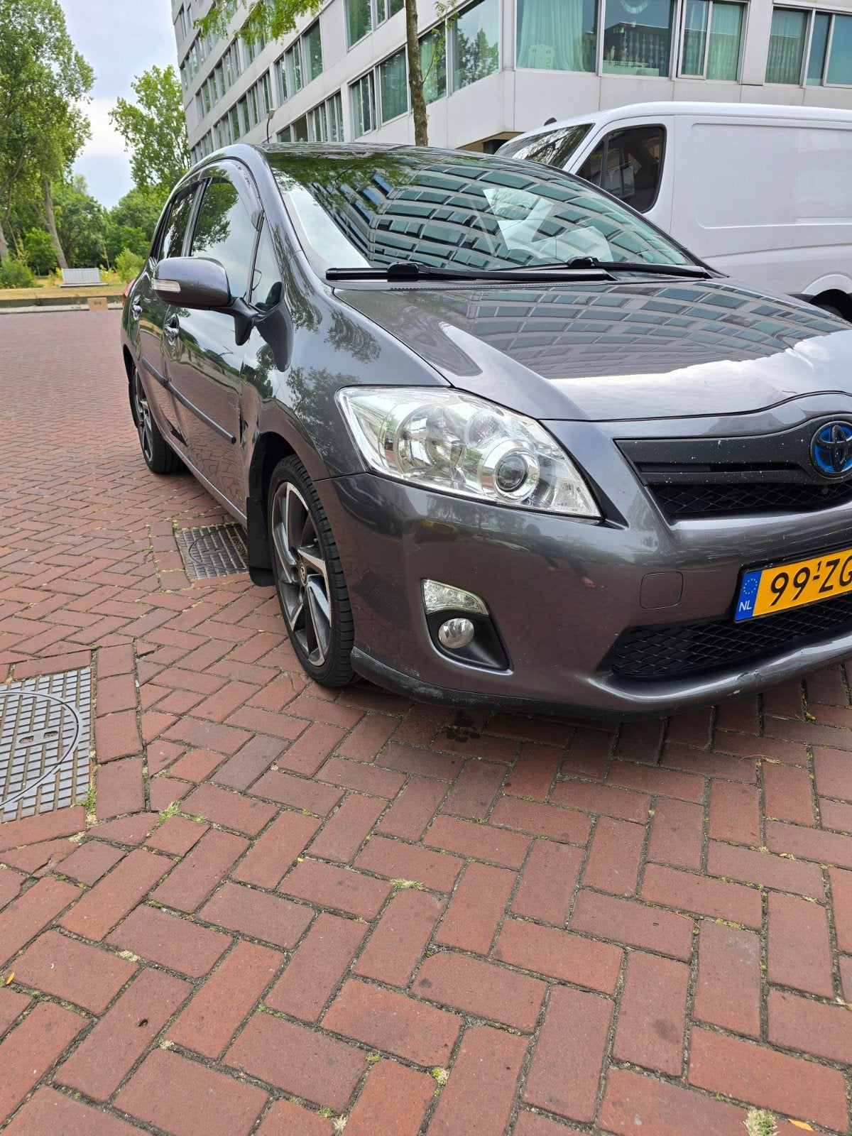 Toyota Auris 1.8 Full Hybrid 136PK 5D CVT 2012 Grijs, Origineel Nederlands, 25 km/l, Auris, Te koop