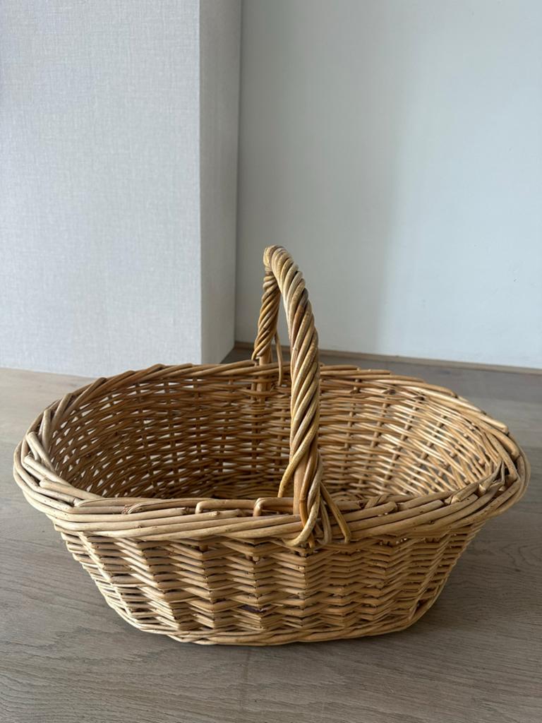 Ovale rieten mand met handvat - Zo goed als nieuw, Huis en Inrichting, Woonaccessoires | Schalen en Manden, Mand, Ophalen of Verzenden