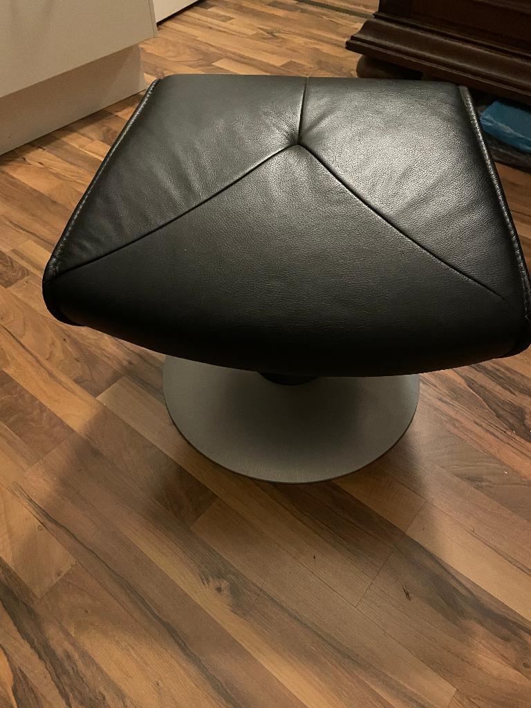 Zwarte leren poef op poot, Ophalen, Minder dan 50 cm, Zo goed als nieuw, Rechthoekig