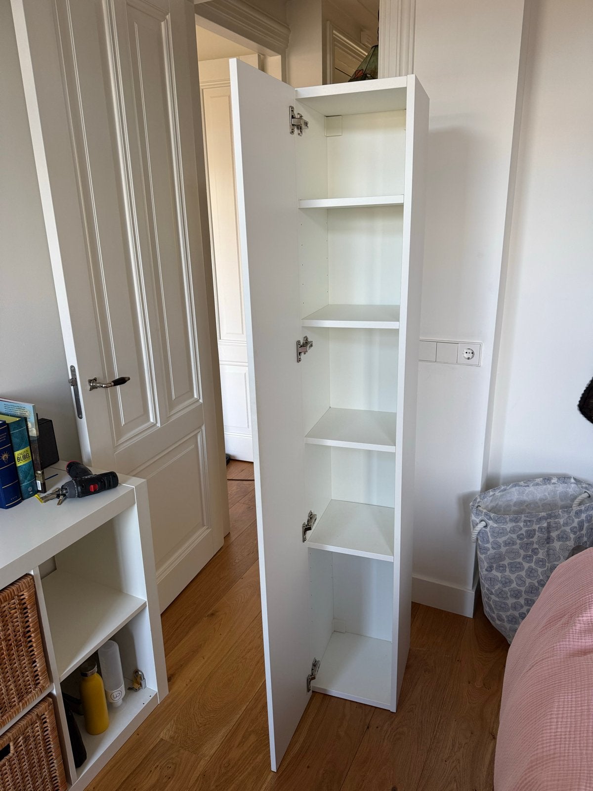 Witte smalle kast met planken (ikea), Ophalen, Gebruikt