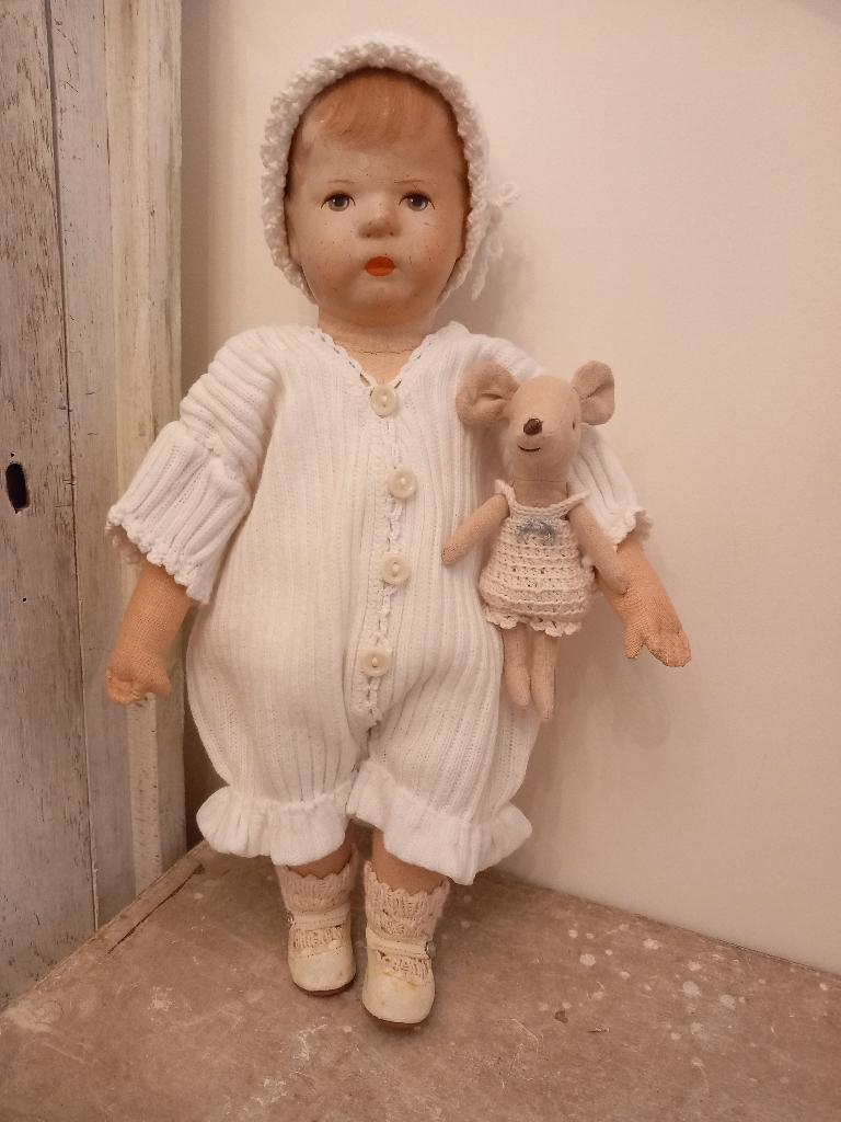 Vintage poppen kleertjes hansop met mutsje., Verzamelen, Poppen, Verzenden, Zo goed als nieuw, Pop