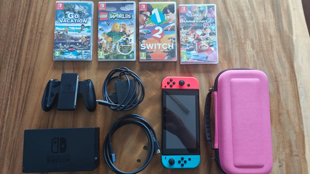 Nintendo Switch met 4 games en accessoires, Met games, Met 2 controllers, Ophalen of Verzenden, Zo goed als nieuw