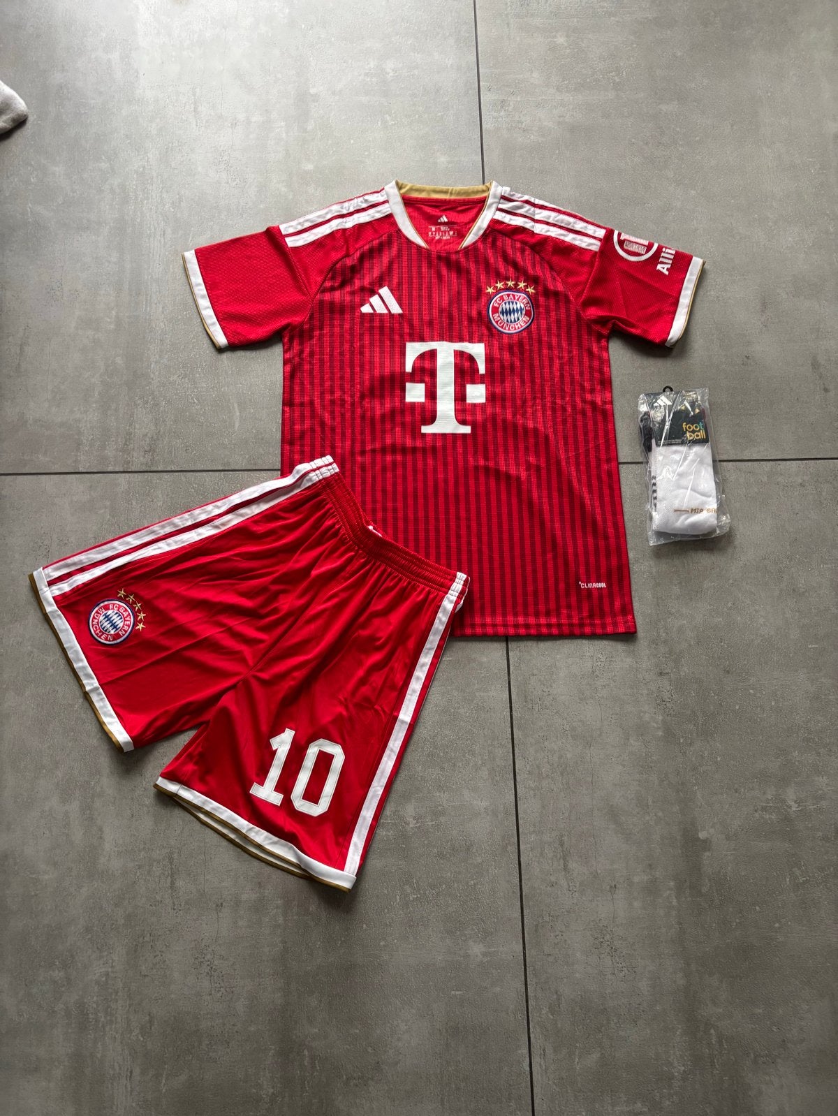 Bayern München Thuisshirt en Broekje Maat M, Maat M, Verzenden, Zo goed als nieuw, Set