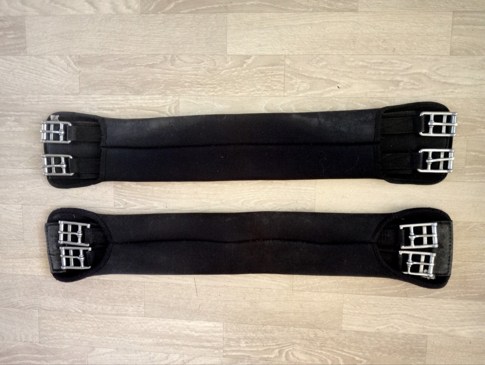 Twee nette zwarte neopreen singels 62 en 65cm, Ophalen of Verzenden