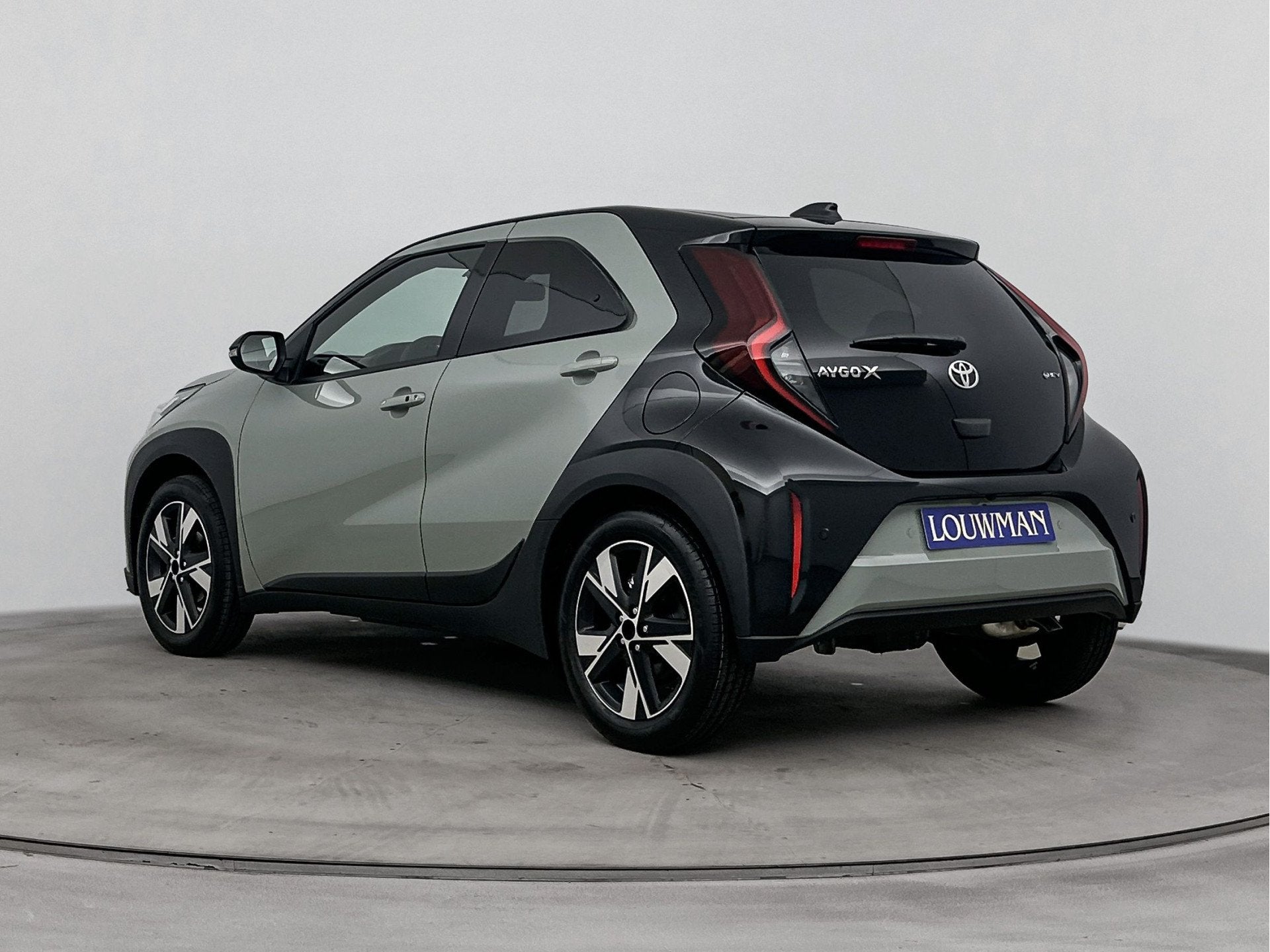 Toyota Aygo X Hybrid 115 pulse | Apple Carplay & Android Aut, 12 maanden, Stof, Zwart, 4 stoelen