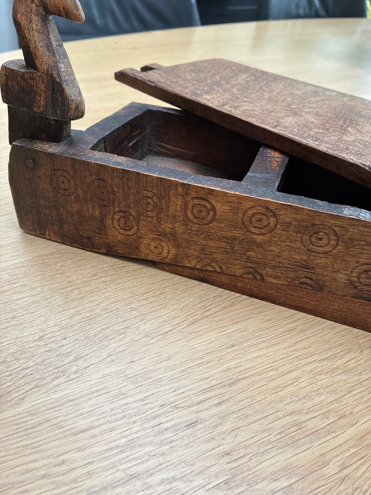 Antieke houten doos met vogeldecoratie, Ophalen