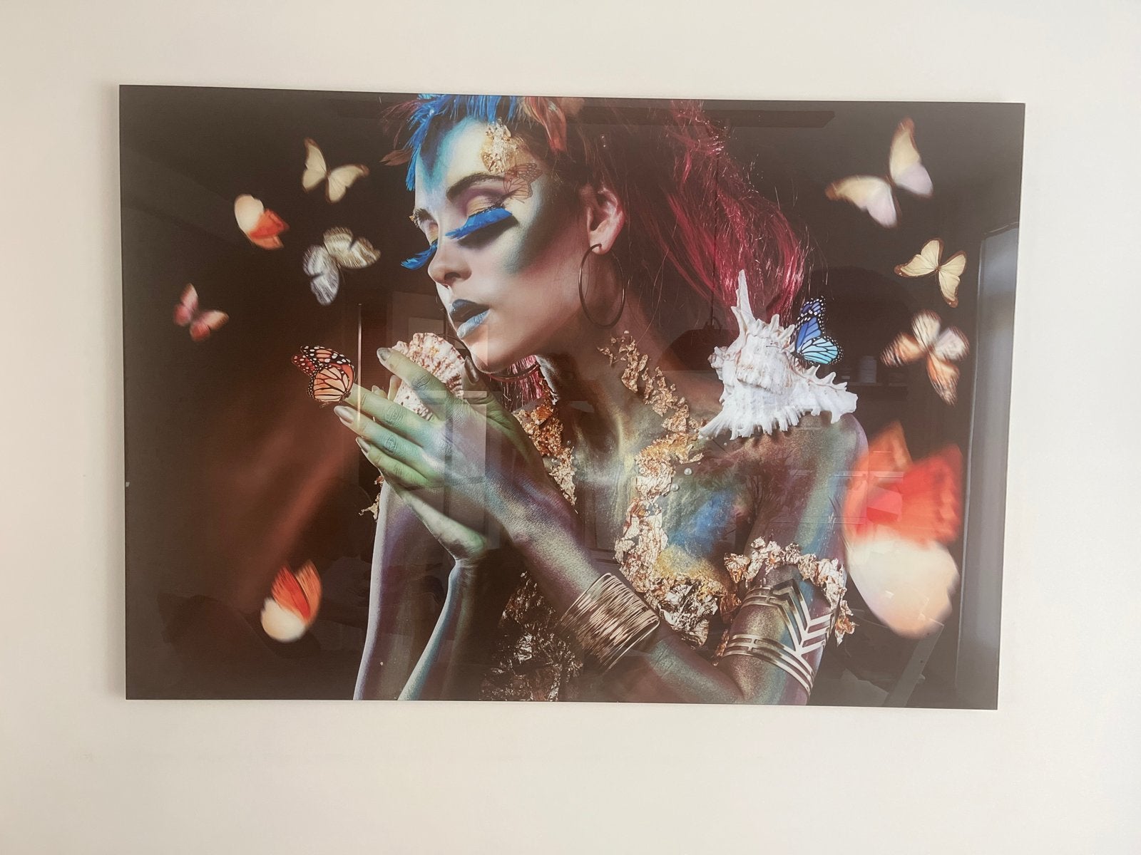 Modern kunstwerk op gehard glas - Vrouw met vlinders, Antiek en Kunst, Kunst | Schilderijen | Modern, Ophalen, Glas, Achter glas