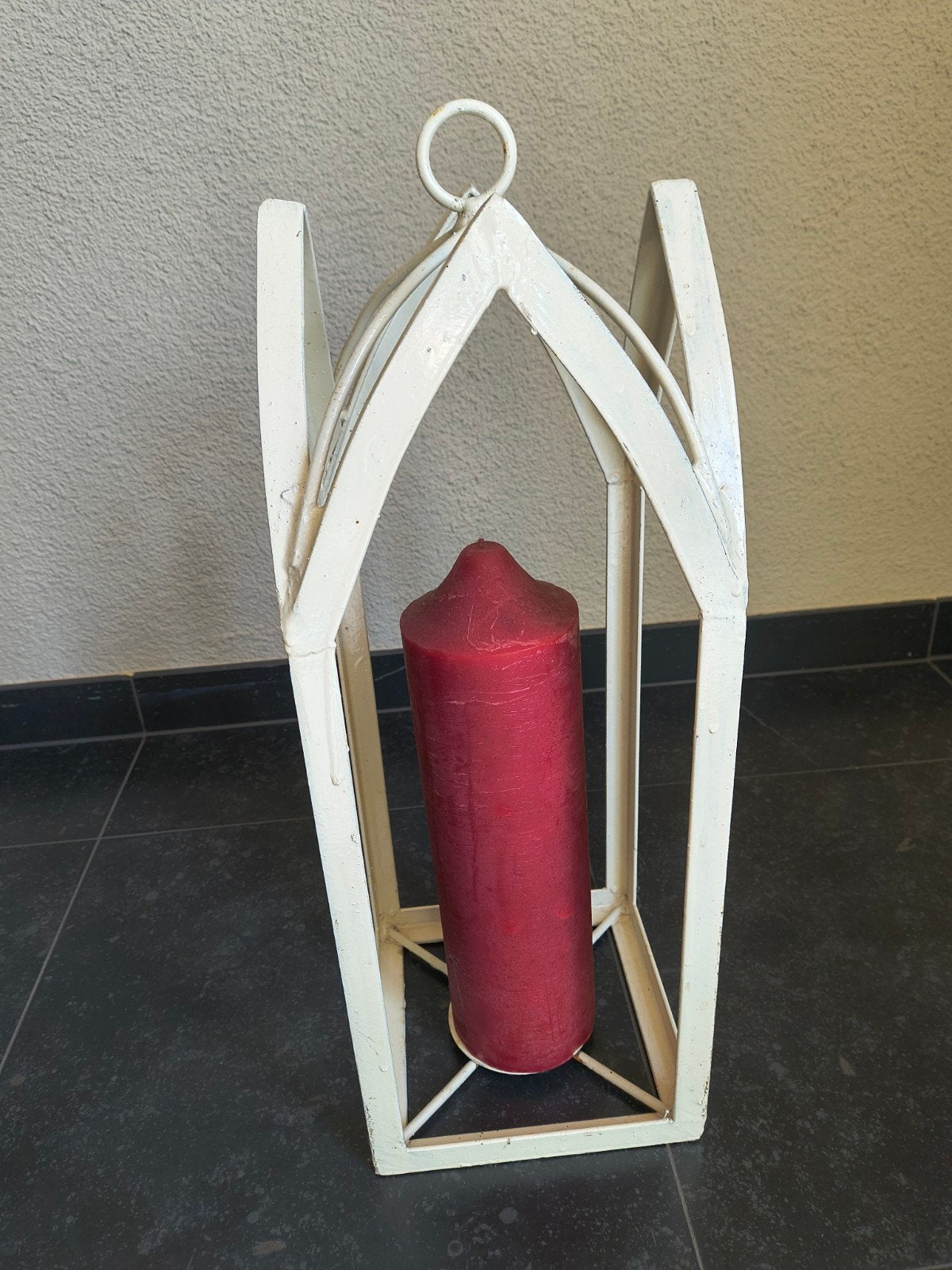 Witte metalen lantaarn met rode kaars, 60 cm hoog, Lantaarn, Wit, Ophalen of Verzenden, Zo goed als nieuw
