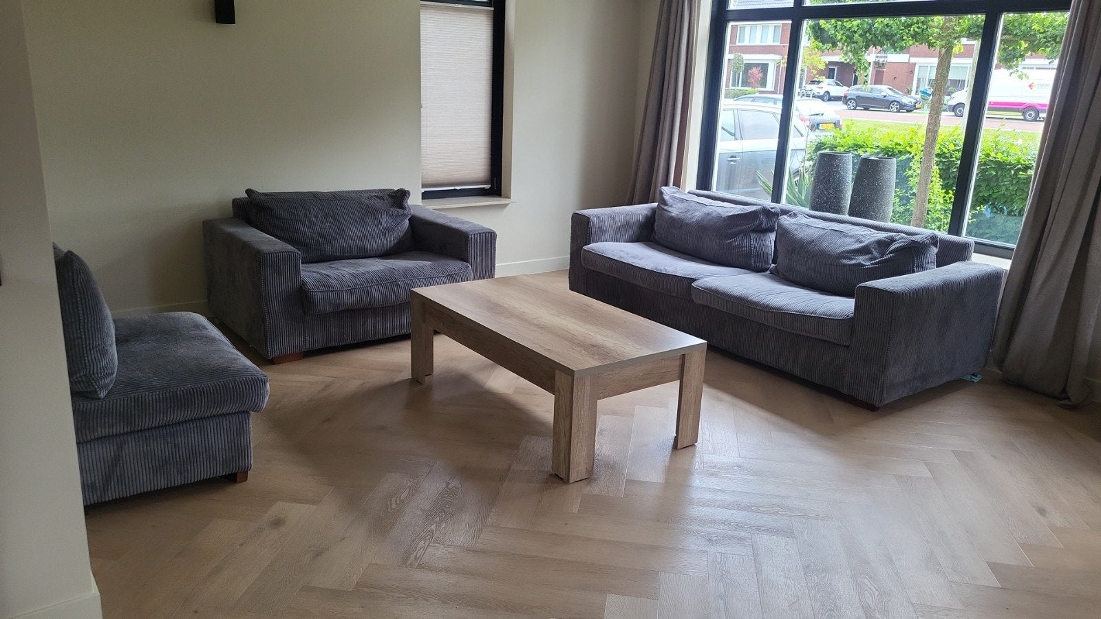 Grijze ribbank, loveseat en hocker / poef, Huis en Inrichting, Banken | Bankstellen, Ophalen, Gebruikt, 75 tot 100 cm, Rechte bank
