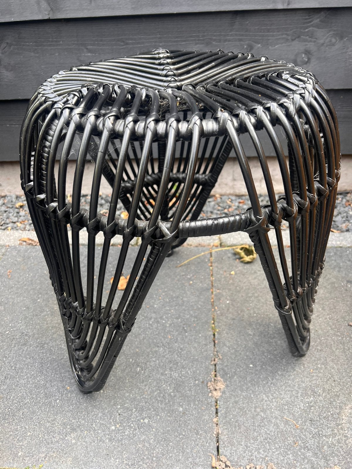 Zwarte rotan kruk / bijzettafel, Ophalen, Gebruikt, Overige materialen
