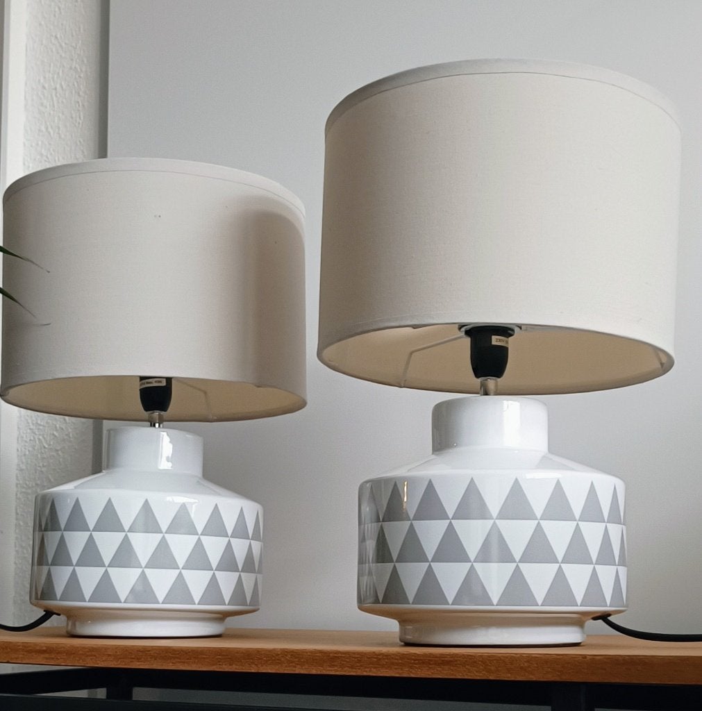 2 tafellampen  in Scandinavische  stijl (GRIJS/WIT) design, Huis en Inrichting, Overige merken, Met kap, 35 cm, Grijs