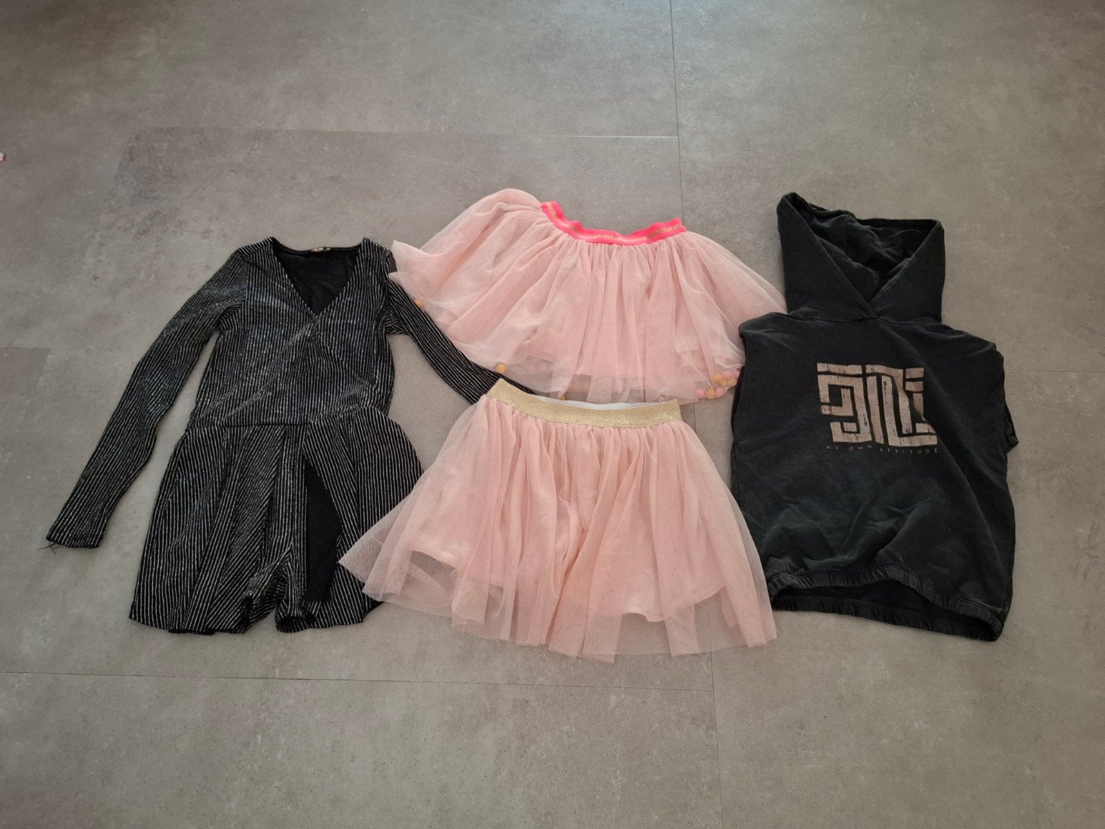 Meisjes kledingpakket: jumpsuit, rokjes en hoodie (maat 122-, Kinderen en Baby's, Kinderkleding | Maat 122, Ophalen of Verzenden