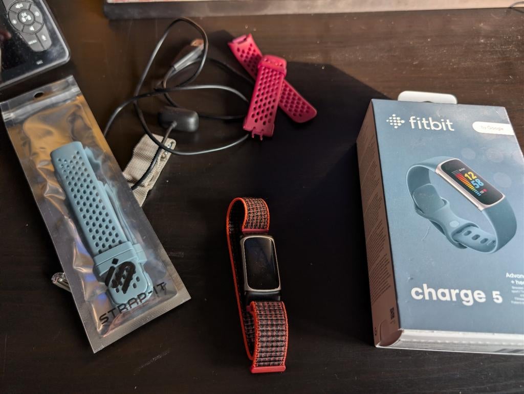Fitbit Charge 5 met extra bandjes en oplader, Ophalen, Zwart, Zo goed als nieuw, Fitbit