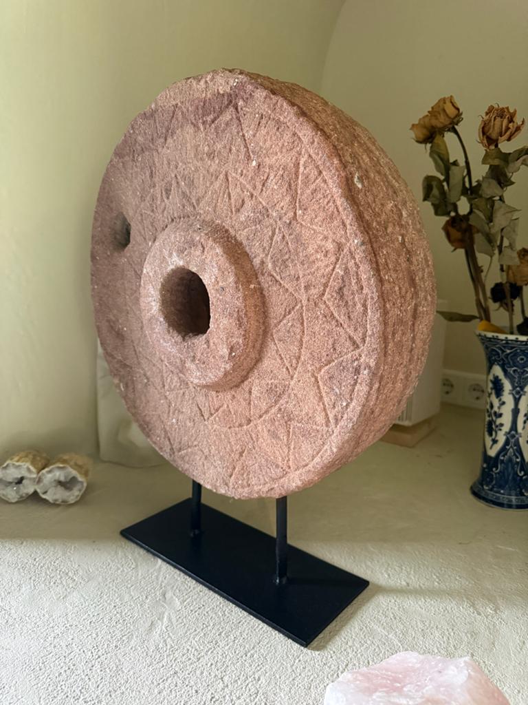 Antieke molensteen decoratie op voet, Ophalen of Verzenden, Zo goed als nieuw, Wanddecoratie