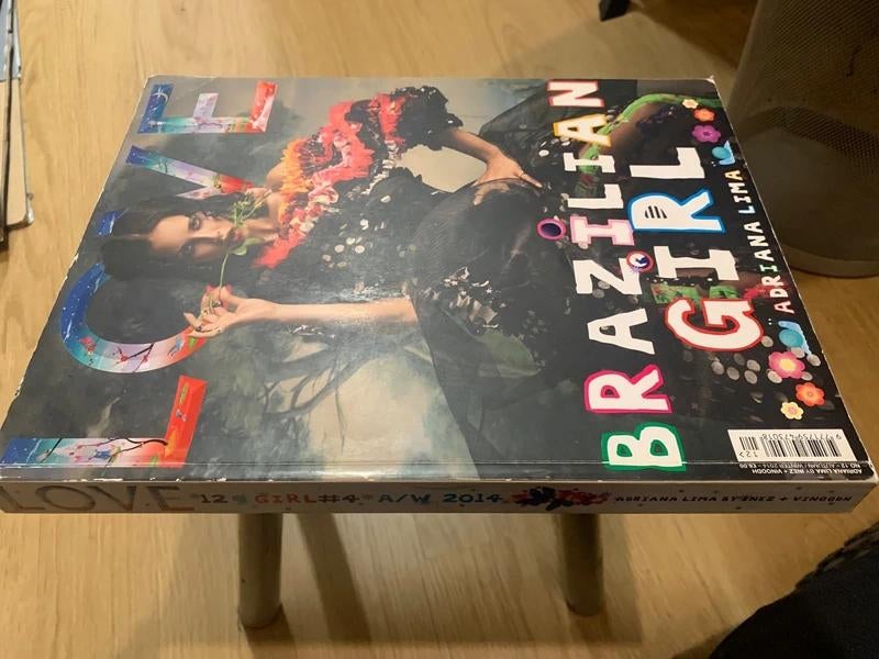 Love magazine Adriana Lima, 5 pagina's ontbreken 1 geknipt, Ophalen of Verzenden, Zo goed als nieuw, Muziek, Film of Tv