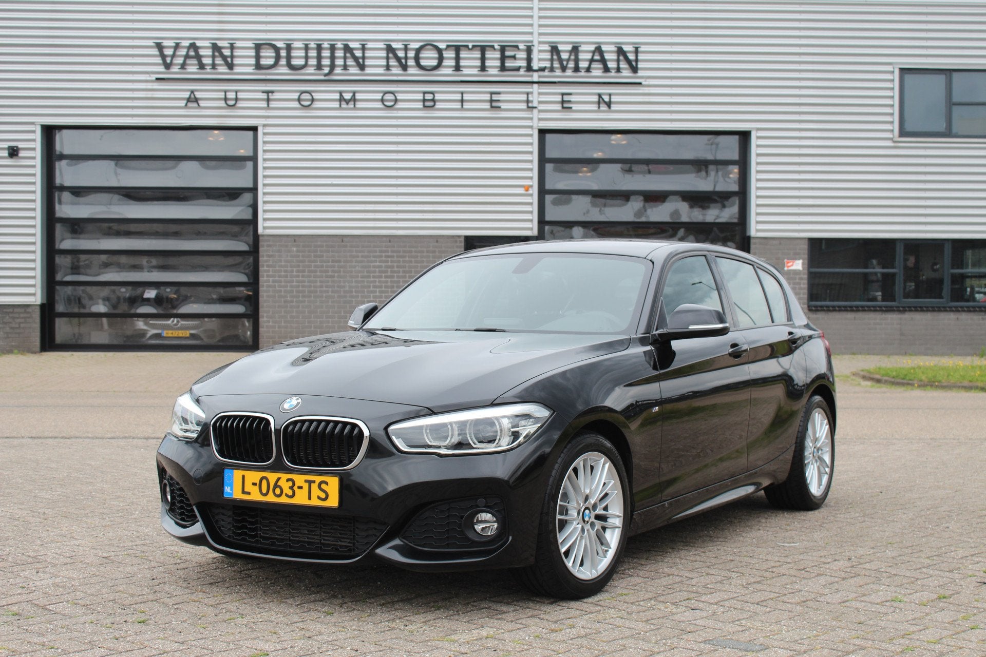BMW 1-serie 118i Edition M Sport Shadow High Executive / Nav, Auto's, BMW, 1-Serie, Dealer onderhouden, Met garantie (alle), Zwart