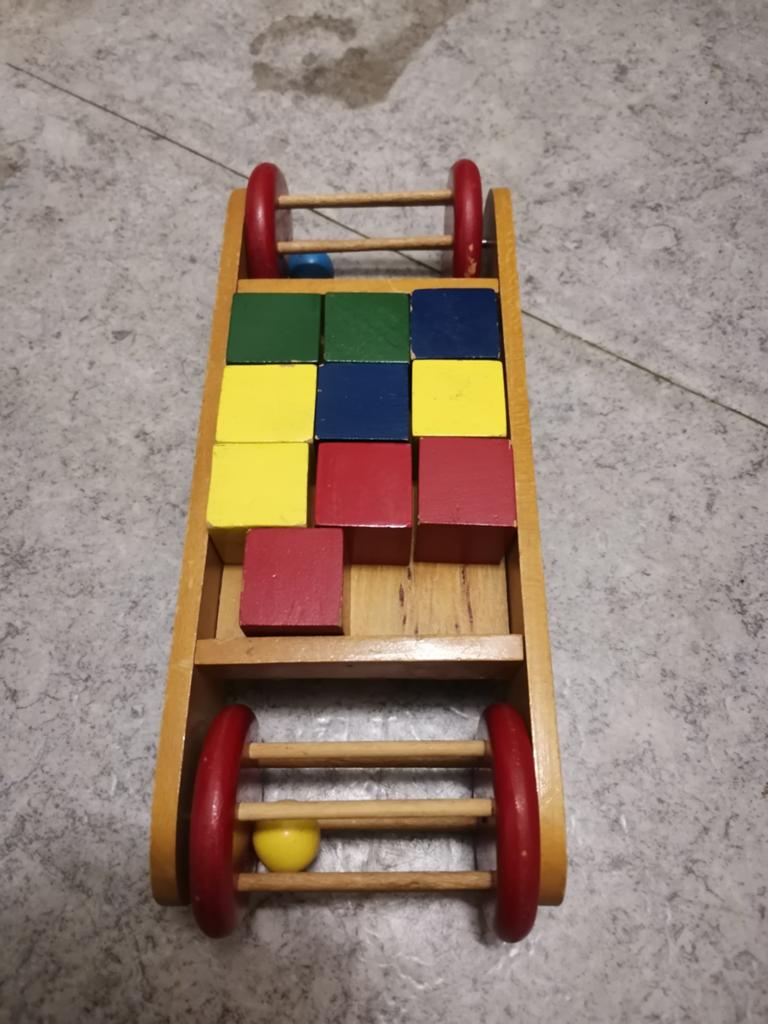 Houten bak met blokken en rammelaar, Kinderen en Baby's, Speelgoed | Houten speelgoed, Ophalen of Verzenden, Gebruikt, Duw- of Trekspeelgoed