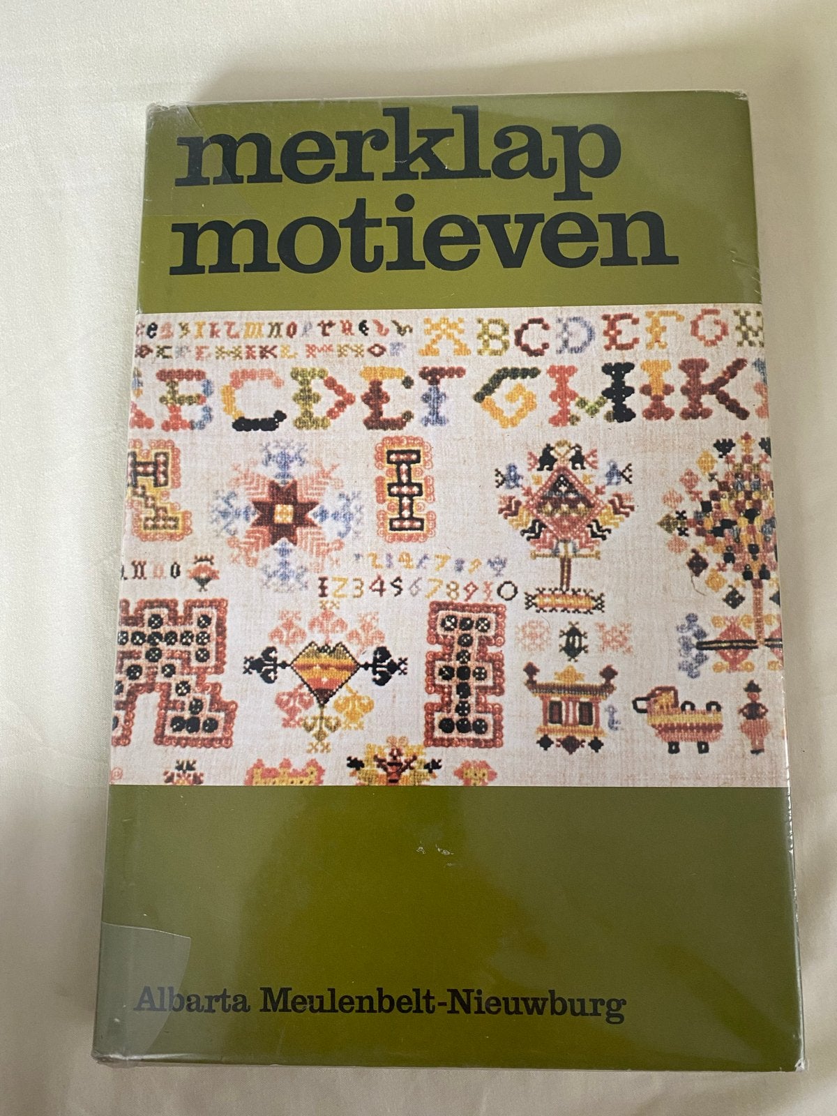 Merklap Motieven - Albarta Meulenbelt-Nieuwburg, Ophalen of Verzenden, Zo goed als nieuw, Borduren en Naaien
