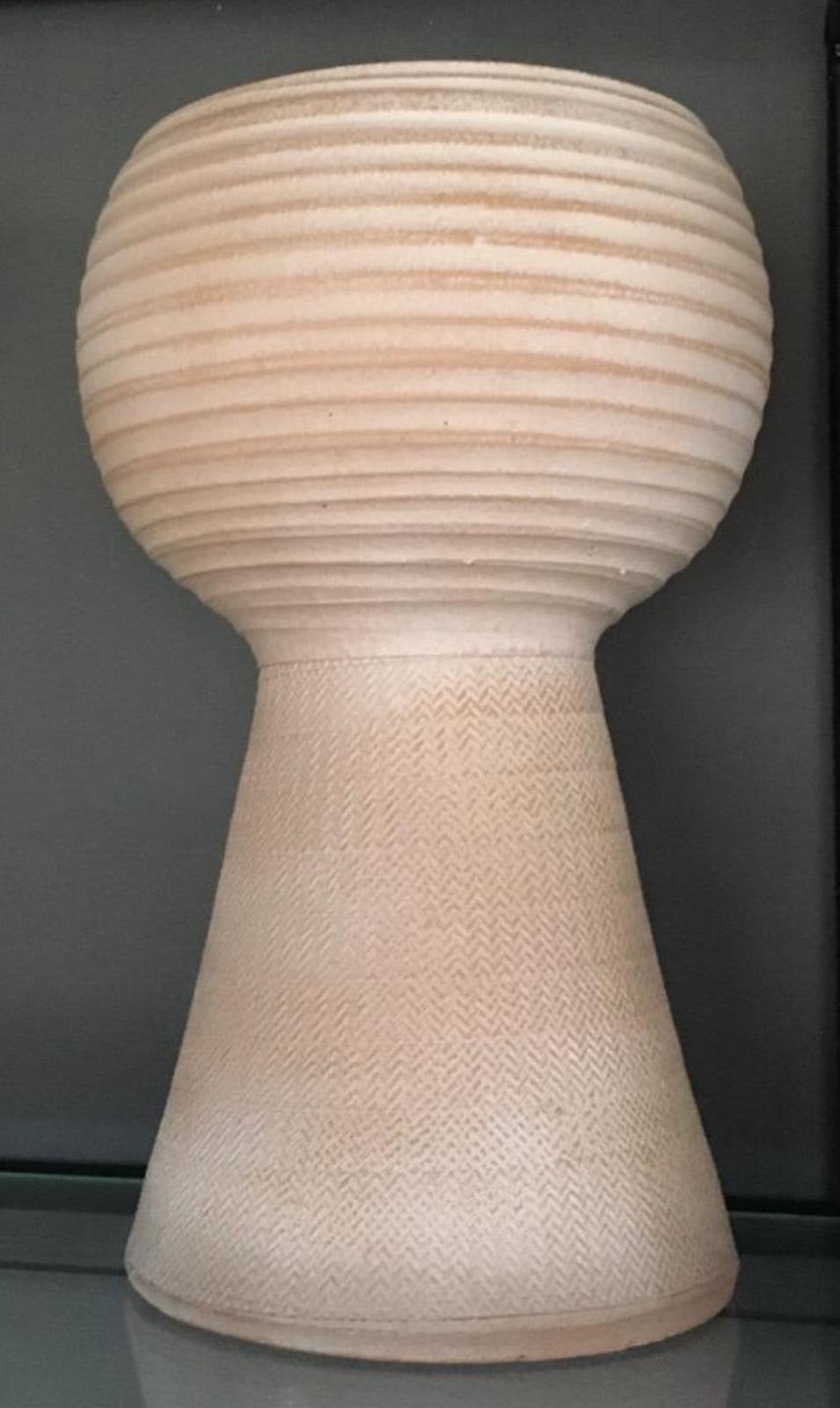 Vintage jaren '50 grote design vaas terracotta reliëf beige, Ophalen, 28 cm, Vaas, Handgemaakt