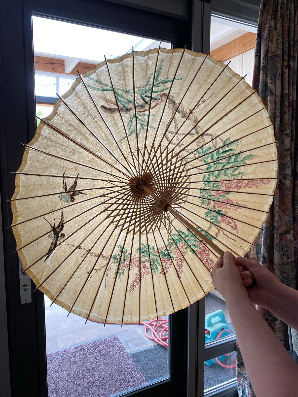 Vintage Japanse papieren parasol met handgeschilderde vogels, Ophalen, Gebruikt, Geel