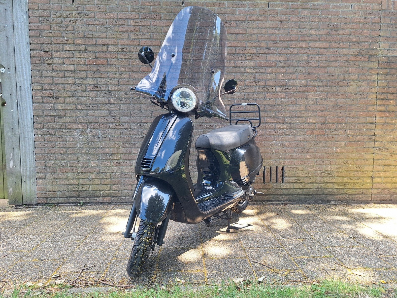 Zwarte Scooter met geel kenteken. ( Lichte opknapper ), Gebruikt, 49 cc, Benzine, Ophalen