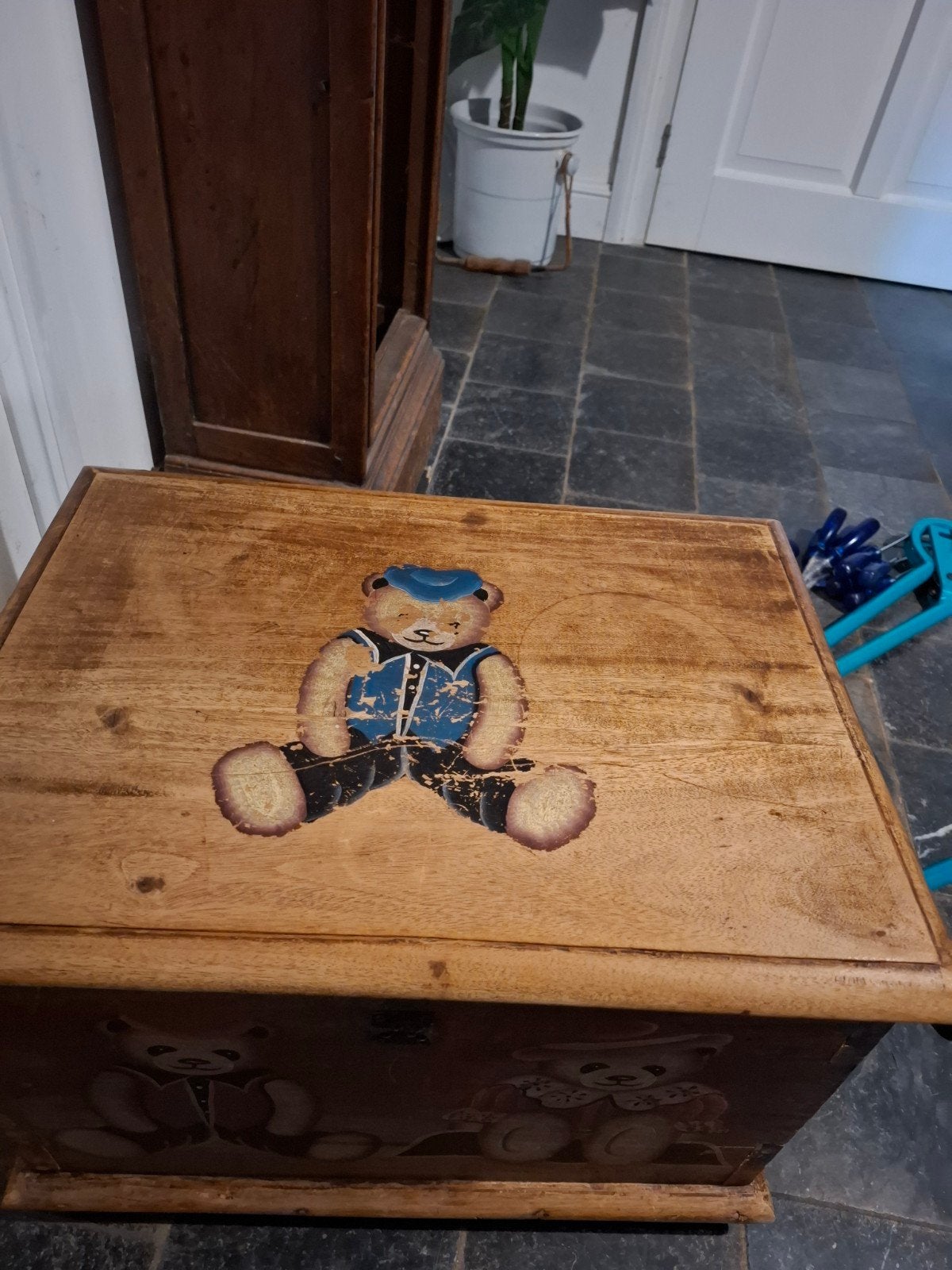 Houten speelgoedkist met berenopdruk, Ophalen