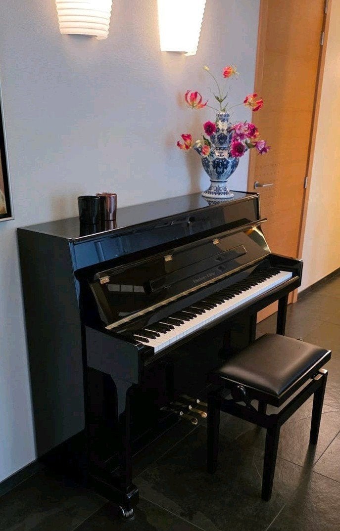 Zwarte hoogglans piano met pianobankje