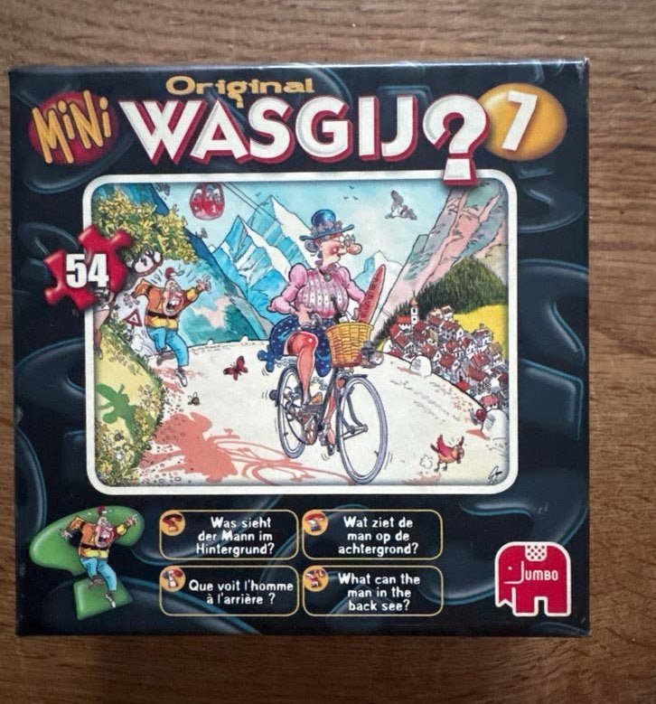 Mini Wasgij? 7: Wat ziet de man op de achtergrond?, Ophalen of Verzenden, Minder dan 500 stukjes, Gebruikt, Legpuzzel