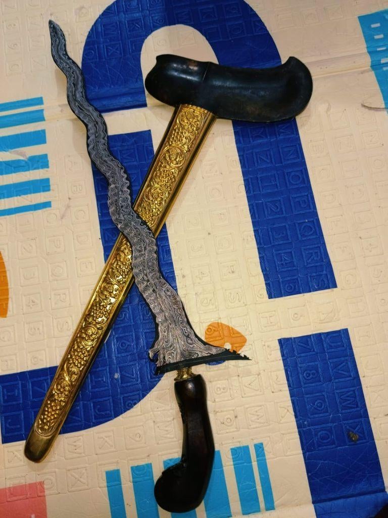 Antieke Keris Sabuk Inten 11 Luk Pamor Segoro Wedi SVF17, Wapen, Verzenden, Overige materialen, Indonesië