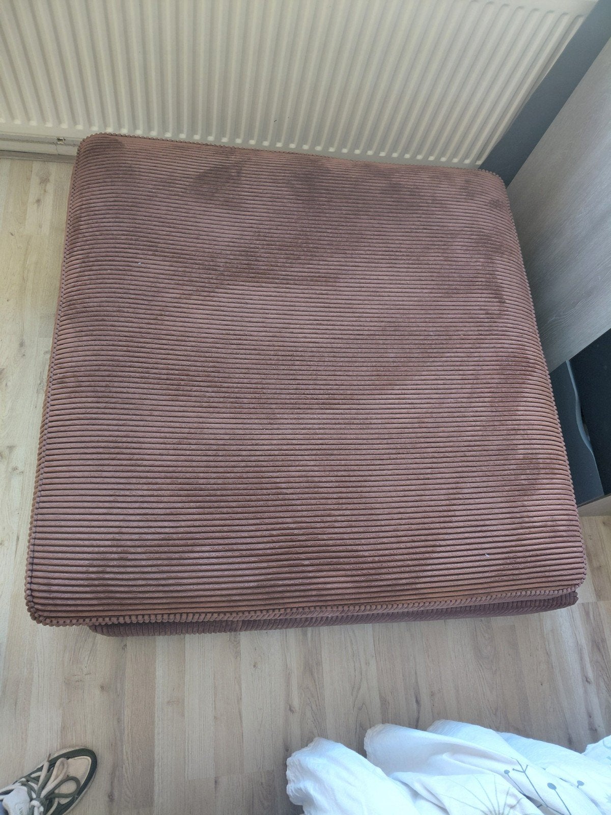 Bruine ribstof poef/voetenbank, Modern, Comfortabel, Gebruikt, Ophalen of Verzenden, Stof
