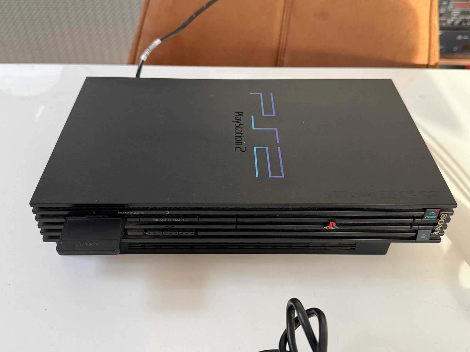 PlayStation 2 met controllers en kabels - Gaat aan, Spelcomputers en Games, Spelcomputers | Sony PlayStation 2, Gebruikt, Met 2 controllers