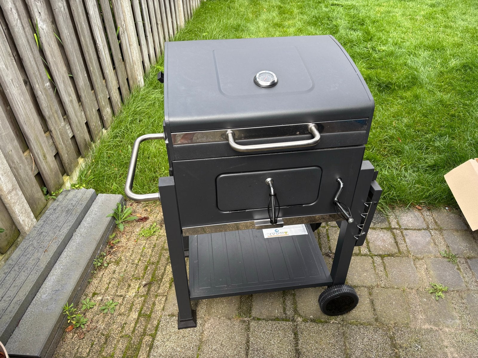 Houtskoolbarbecue met wielen en thermometer, Ophalen, Gebruikt