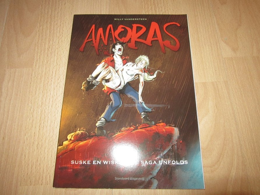 Willy Vandersteen Amoras Suske en Wiske The saga unfolds, Boeken, Eén stripboek, Verzenden, Gelezen