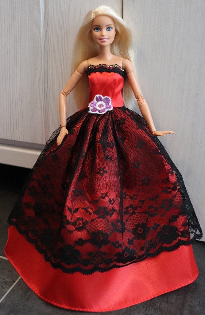 Barbie kleding nieuw - Lange jurk rood met zwart en bloem, Ophalen of Verzenden, Nieuw, Barbie