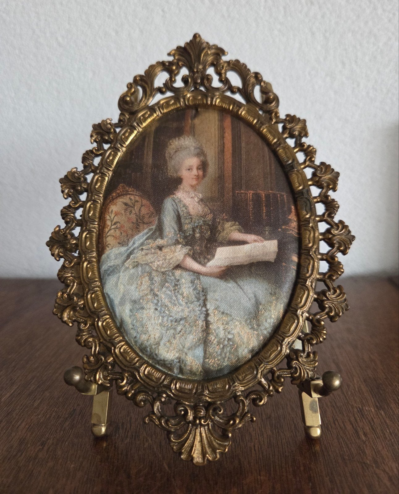 Vintage ovaal schilderijtje op zijde in barok messing lijst, Ophalen of Verzenden