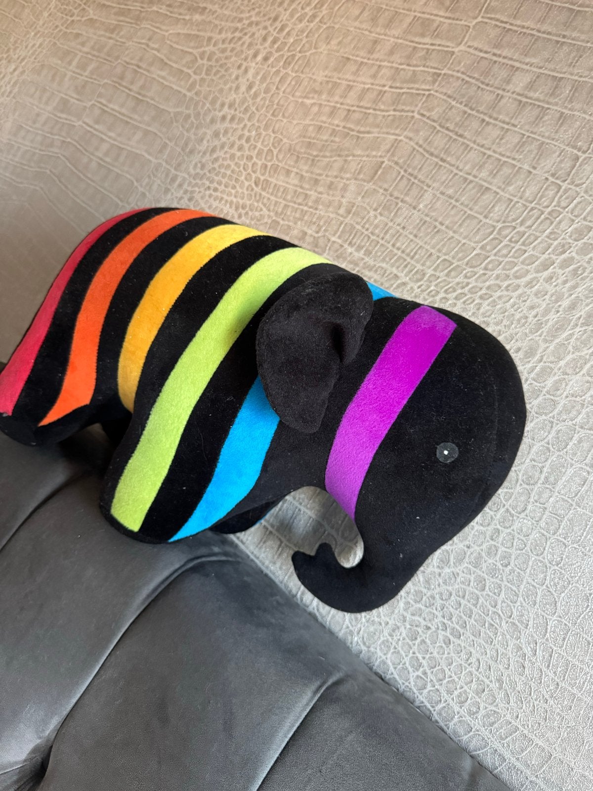 Zwarte regenboog olifant knuffel, Ophalen, Zo goed als nieuw, Middelgroot (20 tot 80 cm), Meerkleurig